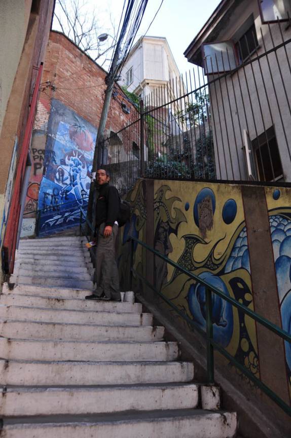 Subindo escadaria para um dos cerros de Valparaiso, no Chile